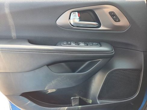 New 2026 Chrysler Pacifica Select FWD image 21