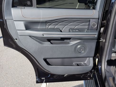 Used 2024 Ford Expedition Platinum image 33