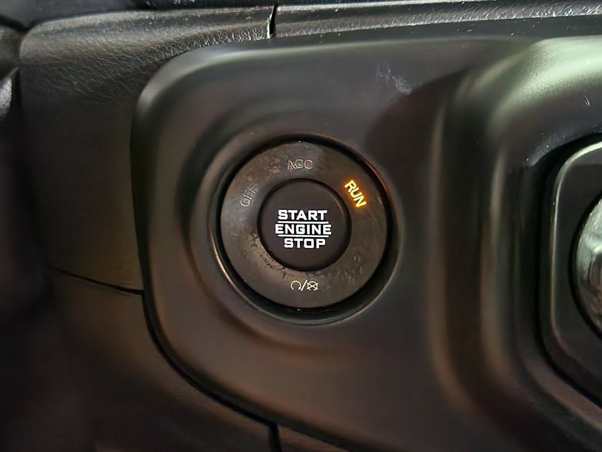 Used 2018 Jeep Wrangler Unlimited Sahara w/ Cold Weather Group AWD/4WD image 40