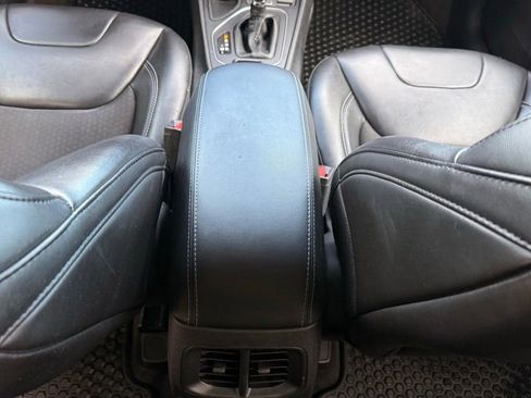 Used 2019 Jeep Cherokee Latitude Plus w/ Comfort/Convenience Group FWD image 32