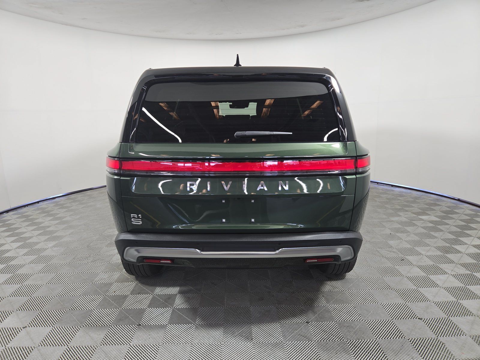 Used 2025 Rivian R1S Adventure Dual AWD/4WD image 4