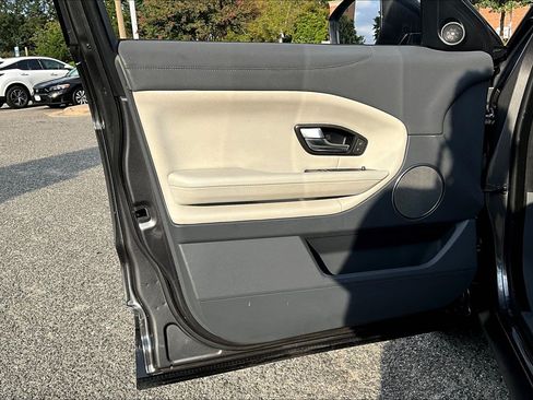 Used 2019 Land Rover Range Rover Evoque SE AWD/4WD image 17