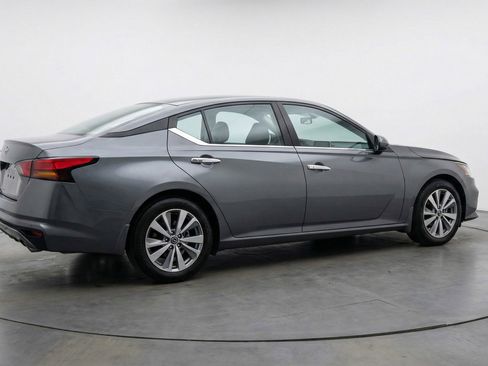 Used 2025 Nissan Altima 2.5 SV image 9