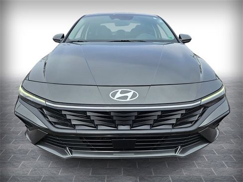 Used 2024 Hyundai Elantra SEL w/ Convenience Package image 2
