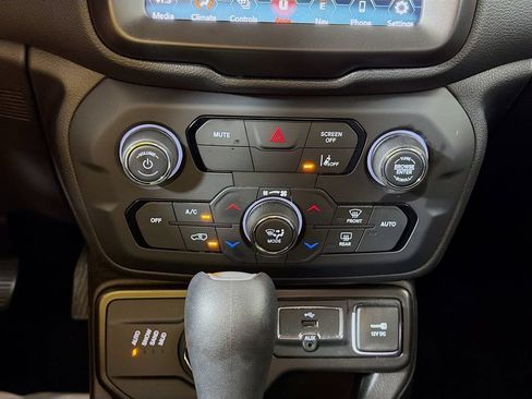 Used 2022 Jeep Renegade Latitude w/ Convenience Group AWD/4WD image 18
