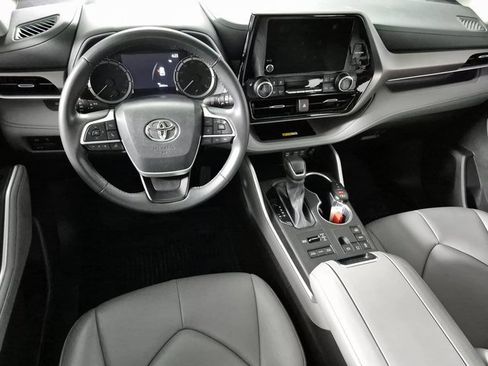 Certified 2024 Toyota Highlander XLE image 10