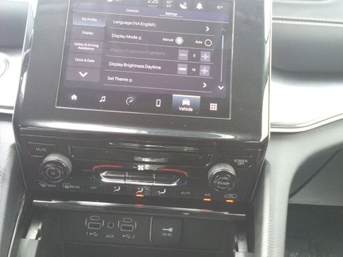 Used 2023 Jeep Grand Cherokee Laredo image 27