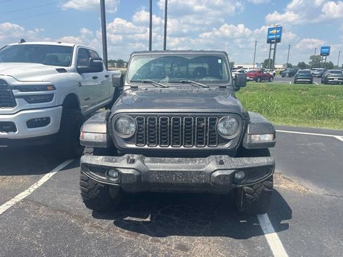 Used 2025 Jeep Gladiator Sport AWD/4WD image 2
