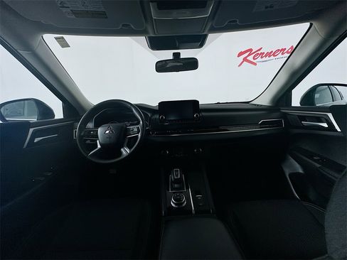 Used 2024 Mitsubishi Outlander ES image 10