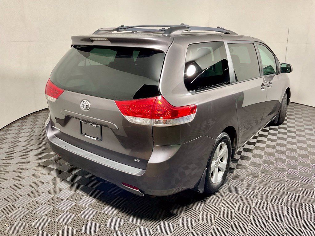 Used 2013 Toyota Sienna LE w/ Towing Pkg FWD image 16