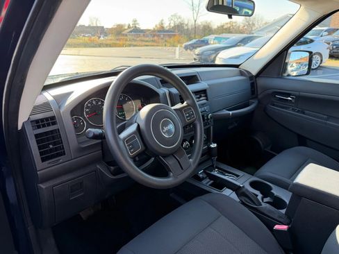 Used 2012 Jeep Liberty Sport image 10