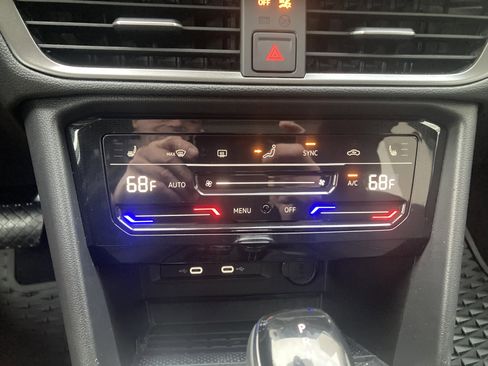 Certified 2025 Volkswagen Taos SE image 21