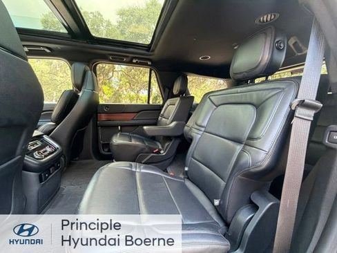 Used 2019 Lincoln Navigator Select RWD image 14