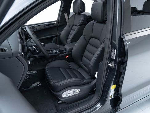 Certified 2025 Porsche Macan AWD/4WD image 5