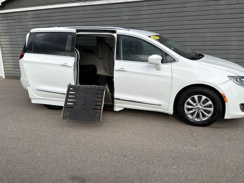 Used 2018 Chrysler Pacifica Touring-L FWD image 5