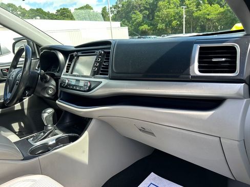 Used 2018 Toyota Highlander Plus FWD image 16