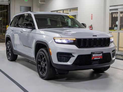 Used 2024 Jeep Grand Cherokee Altitude image 5