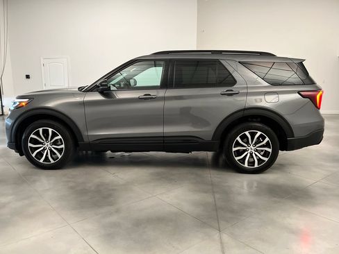 Used 2025 Ford Explorer ST-Line AWD/4WD image 4