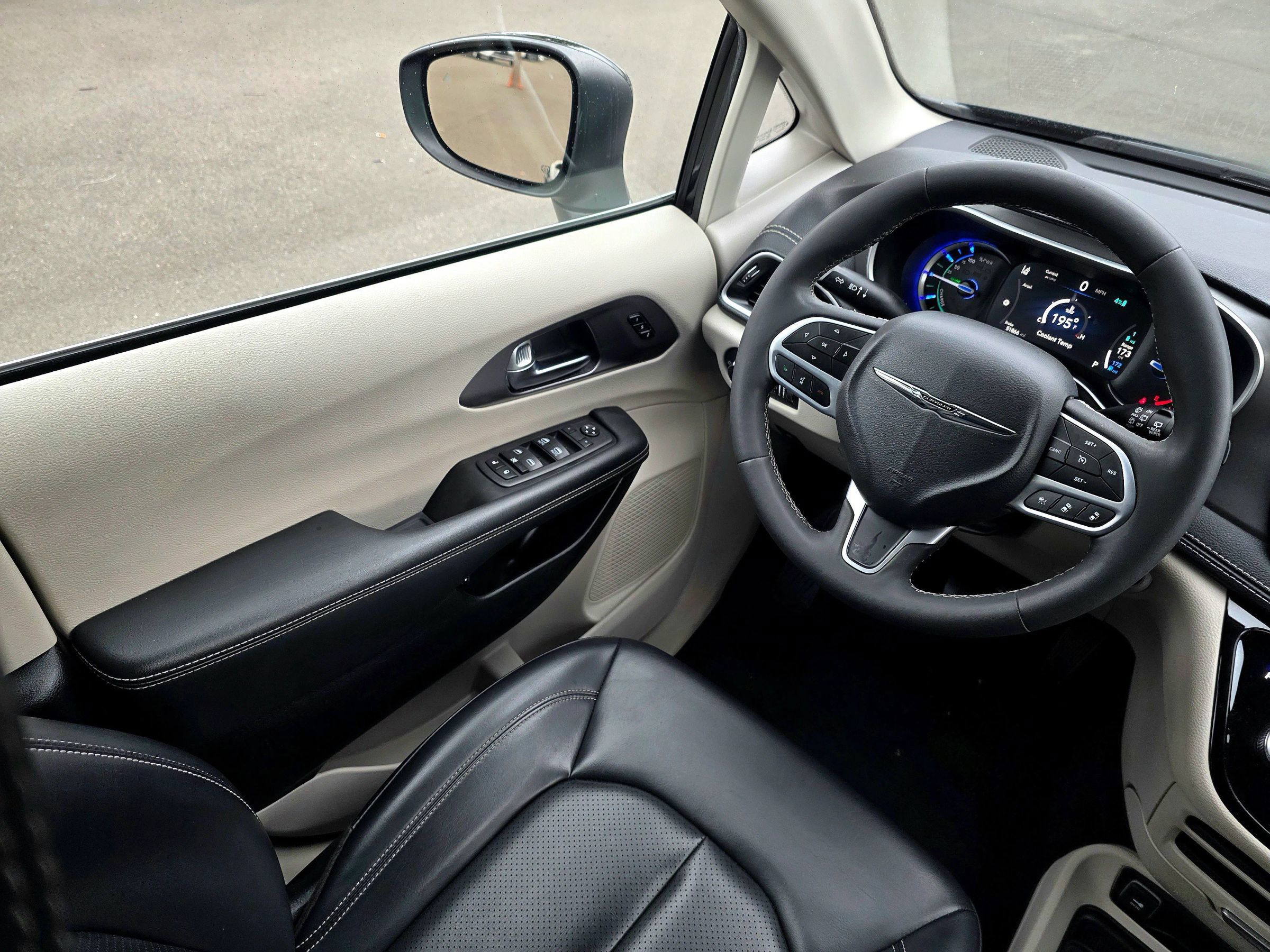 Used 2023 Chrysler Pacifica Touring-L FWD image 27