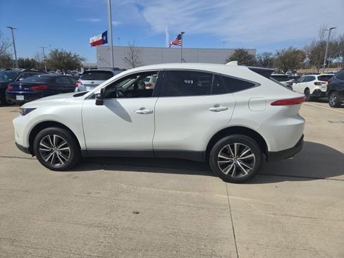 Used 2022 Toyota Venza LE image 5