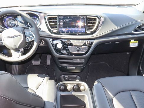 New 2026 Chrysler Pacifica Select image 21