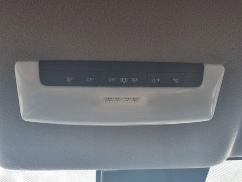 Used 2025 Nissan Versa SV image 9