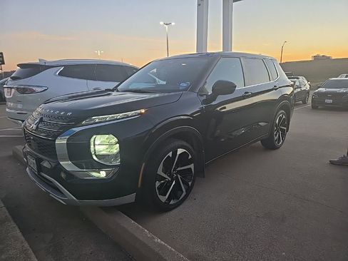 Used 2024 Mitsubishi Outlander SE image 1