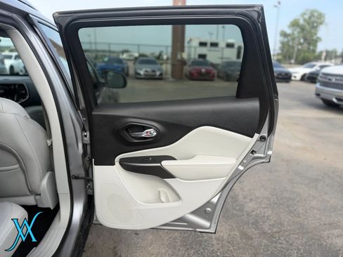 Used 2021 Jeep Cherokee Limited AWD/4WD image 18