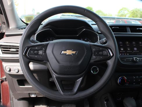 Used 2022 Chevrolet TrailBlazer LT w/ LPO, Blackout Package AWD/4WD image 9