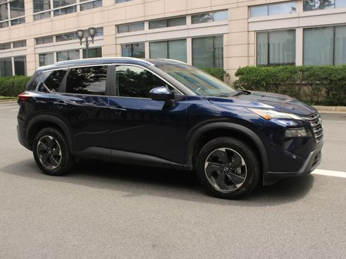 Used 2024 Nissan Rogue SV w/ SV Premium Package AWD/4WD image 2