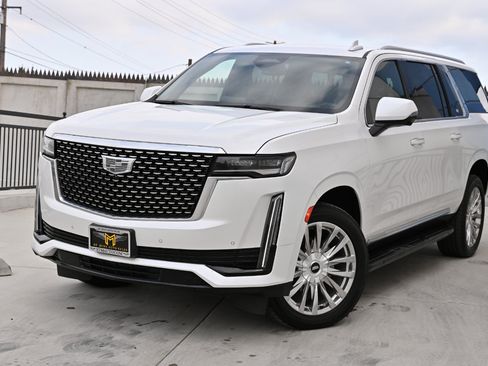Used 2022 Cadillac Escalade ESV Luxury AWD/4WD image 3