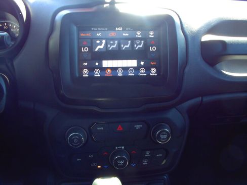 Used 2018 Jeep Renegade Altitude image 22