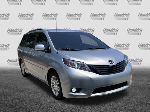 Used 2012 Toyota Sienna XLE FWD image 2