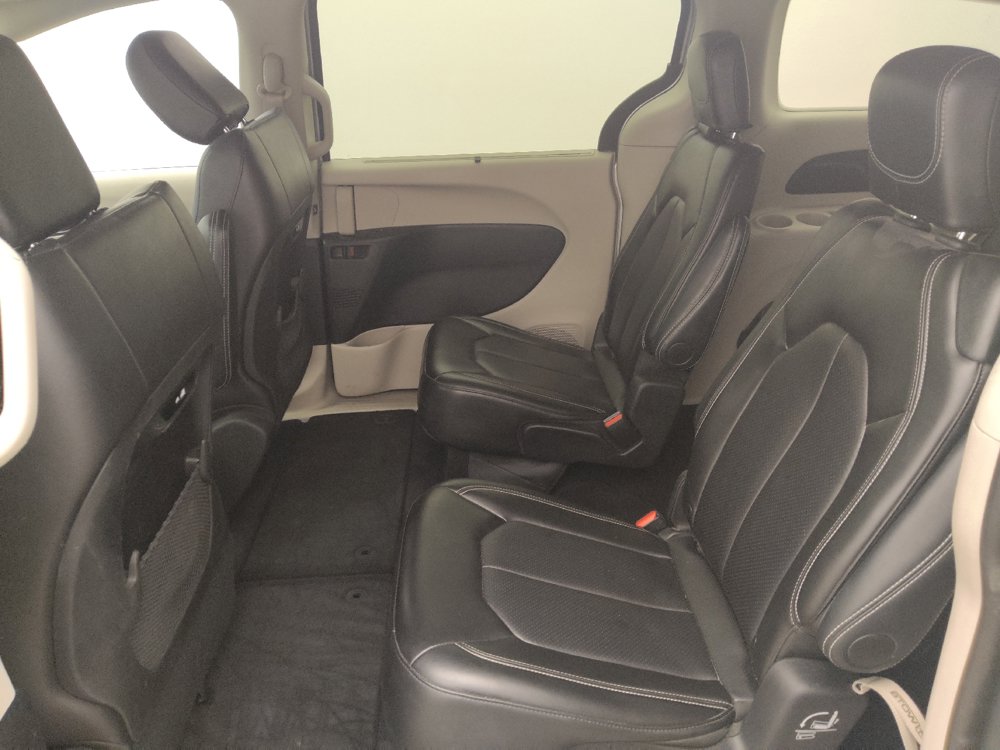 Used 2024 Chrysler Pacifica Touring-L FWD image 18