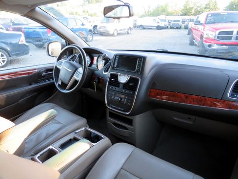 Used 2013 Chrysler Town & Country Touring image 20
