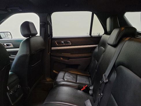 Used 2017 Ford Explorer XLT w/ Equipment Group 202A AWD/4WD image 18
