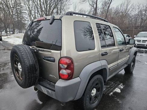 Used 2005 Jeep Liberty Sport image 9
