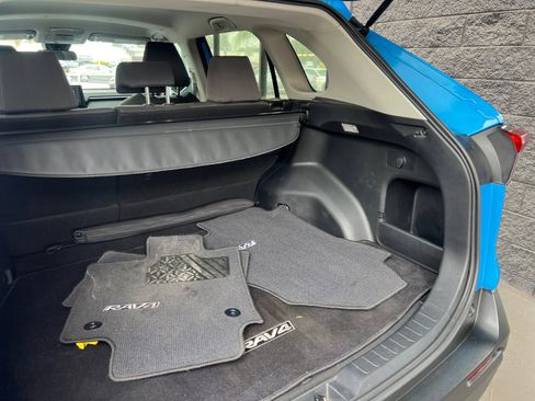 Used 2020 Toyota RAV4 XLE w/ Carpet Mat Package FWD image 19