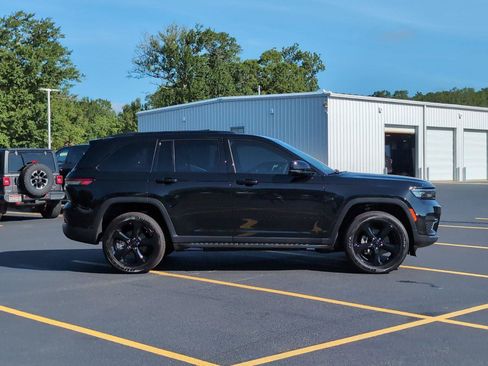 Used 2025 Jeep Grand Cherokee Altitude RWD image 8