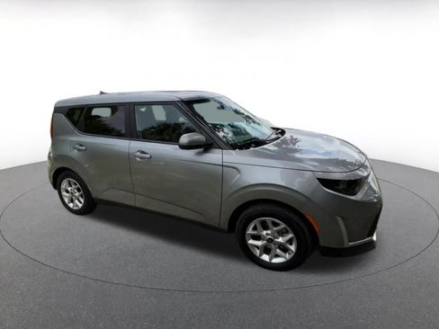 Used 2025 Kia Soul LX w/ LX Technology Package FWD image 2