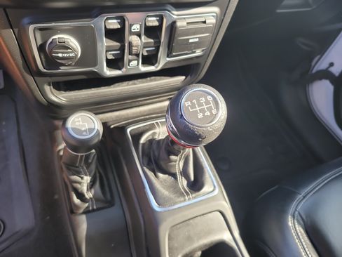 Used 2021 Jeep Gladiator Overland AWD/4WD image 24
