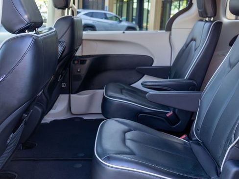 Used 2023 Chrysler Pacifica Limited FWD image 14