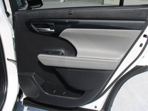 Used 2023 Toyota Highlander XLE FWD image 18