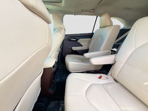 Used 2021 Toyota Highlander XLE image 21