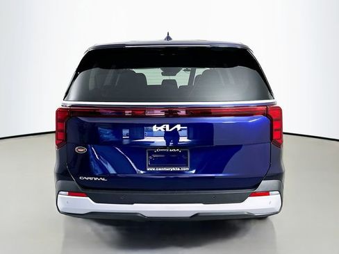 Used 2025 Kia Carnival image 6