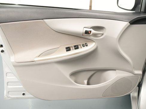 Used 2013 Toyota Corolla LE FWD image 31
