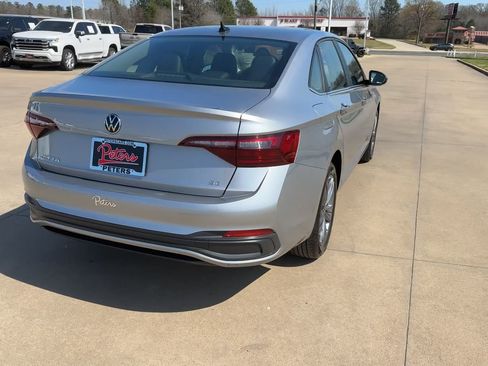 Used 2024 Volkswagen Jetta SE image 7