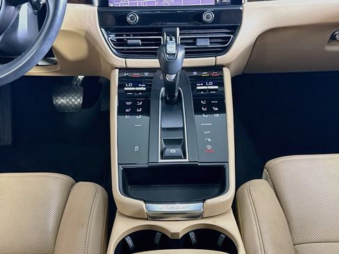 Certified 2024 Porsche Macan AWD/4WD image 16