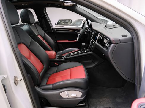 Used 2023 Porsche Macan AWD/4WD image 34