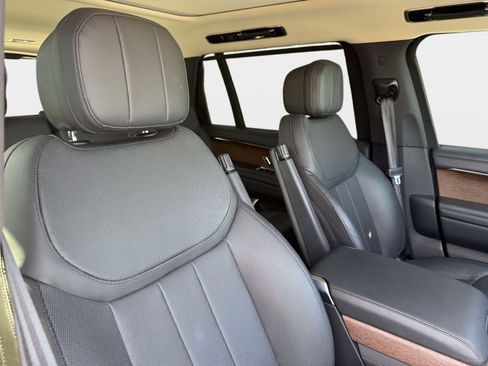 Used 2022 Land Rover Range Rover Long Wheelbase SE image 36